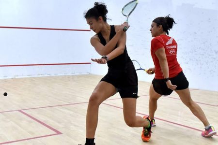 Taylor Fernandes (left) during her match with Ecuadorian Rafaela Albuja at the Pan Am qualifiers yesterday in the Cayman Islands (Pan Am Squash)
