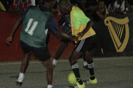 Sparta Boss’ Eusi Phillips (centre/yellow) trying to maintain possession of the ball, while being challenged by a Paradise player in their Guinness ‘Greatest of the Streets’ National Championship match.
