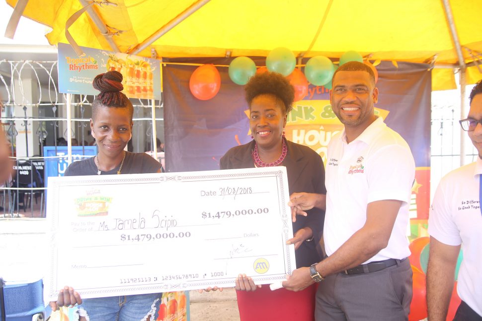 Mother of six and grand prize winner of the Tropical Rhythms ‘Drink & Win’ promotion Jamela Scipio (at left) along with Minister within the Ministry of Communities Valerie Adams-Patterson and ANSA McAL officials at the award ceremony yesterday. (Terrence Thompson photo) 