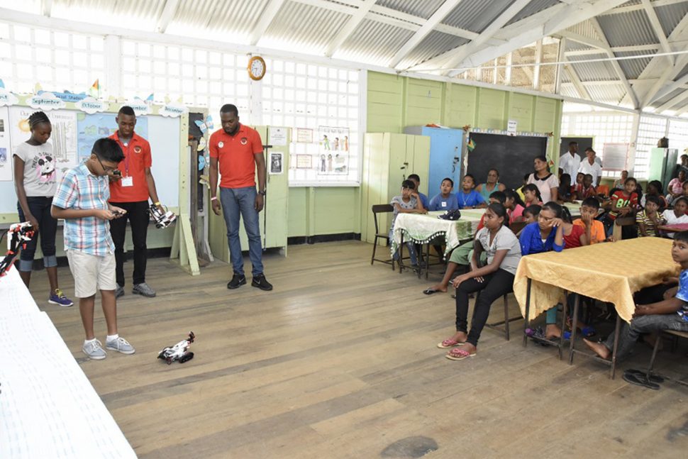 At the robotics camp (Ministry of the Presidency photo)