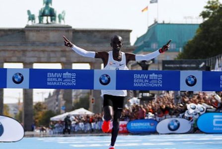 Kenya’s Eliud Kipchoge celebrates winning the Berlin Marathon on Sunday. (Reuters photo)