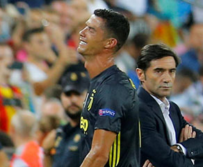  Juventus’ Cristiano Ronaldo reacts after he is sent off while Valencia coach Marcelino Garcia looks on REUTERS/Heino Kalis.