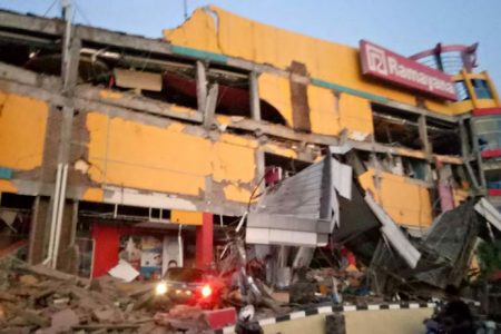 This handout photograph taken and released on September 28, 2018 by Indonesia's National Agency for Disaster Management (BNPB) shows a collapsed shopping mall in Palu, Central Sulawesi, after a strong earthquake hit the area. - Indonesia was rocked by a powerful 7.5 magnitude earthquake on September 28, just hours after at least one person was killed by a collapsing building in the same part of the country. (Photo by Handout / BNPB / AFP) 