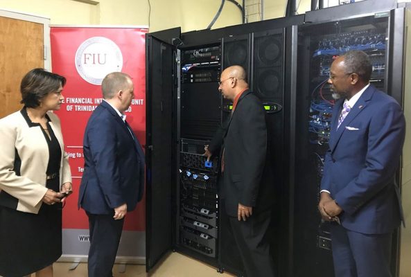 US Charge d’Af­faires John McIn­tyre (second from left) inspecting servers