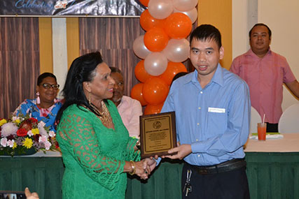 Yvonne Hinds (left) handing out an award to a sponsor (DPI photo)