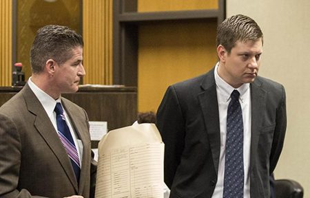Chicago police Officer Jason Van Dyke (R), leaves the courtroom after a hearing with his attorney Daniel Herbert at Leighton Criminal Court Building. (Reuters photo)