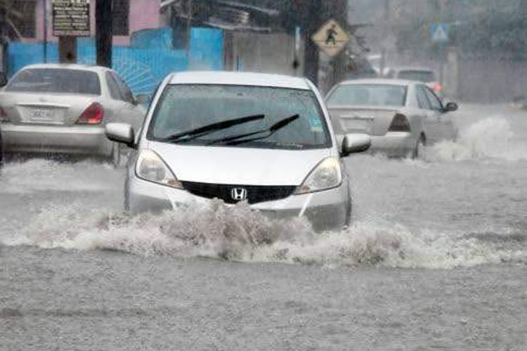 Jamaica: Heavy rains cause chaos and flooding on Kingston roads ...