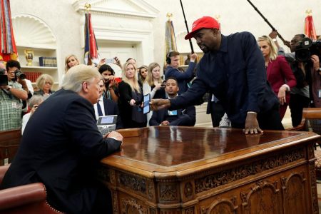 Rapper Kanye West shows President Donald Trump his mobile phone during a meeting in the Oval Office at the White House in Washington, U.S., October 11, 2018. (Reuters photo)