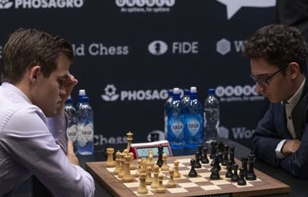 Magnus Carlsen, left, and Fabiano Caruana playing chess
