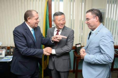 Minister of Industry, Commerce, Agriculture and Fisheries Audley Shaw (left) makes a point to China’s Ambassador to Jamaica Tian Qi (centre) and Minister without Portfolio in the Ministry of Economic Growth and Job Creation with responsibility for Land, Environment, Climate Change and Investment Daryl Vaz during a courtesy call made by the ambassador last Wednesday.
