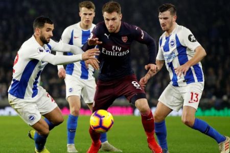  Arsenal’s Aaron Ramsey in action with Brighton’s Martin Montoya (L) and Pascal Gross (R) Action Images via Reuters/John Sibley. 