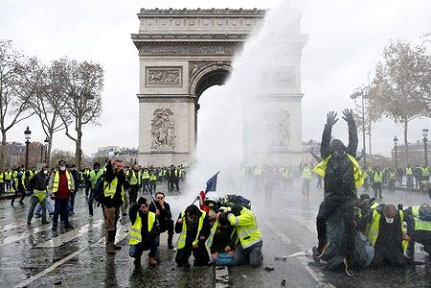 Protesters wearing yellow vests (Reuters photo)