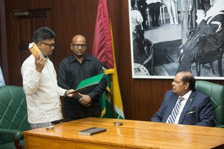 Newly elected Mayor of Georgetown, Pandit Ubraj Narine taking the oath of office before Prime Minister, Moses Nagamootoo (DPI photo)