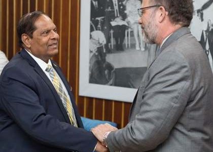 Prime Minister, Moses Nagamootoo (left) greets CARICOM Secretary-General, Irwin La Rocque. (DPI photo)
