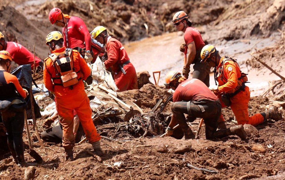 Members of a rescue team search for victims after a tailings dam owned by Brazilian mining company Vale SA collapsed, in Brumadinho, Brazil January 28, 2019. REUTERS/Adriano Machado
