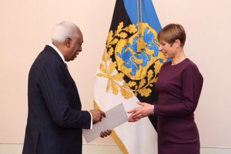 Hamley Case (left) presenting his letters of credence to President Kersti Kaljulaid  (Ministry of Foreign Affairs photo)