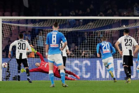 Napoli’s Lorenzo Insigne misses a penalty REUTERS/Ciro De Luca
