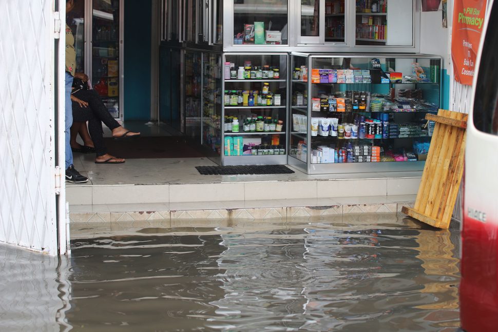 Entrance to this pharmacy located on Avenue of the Republic was impossible around noon yesterday as the entire area was inundated. 