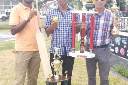 Trophy Stall’s Ramesh Sunich, presents Banks DIH Managers, Jeoff Clement and Brian Choo-Hen with trophies for the event.
