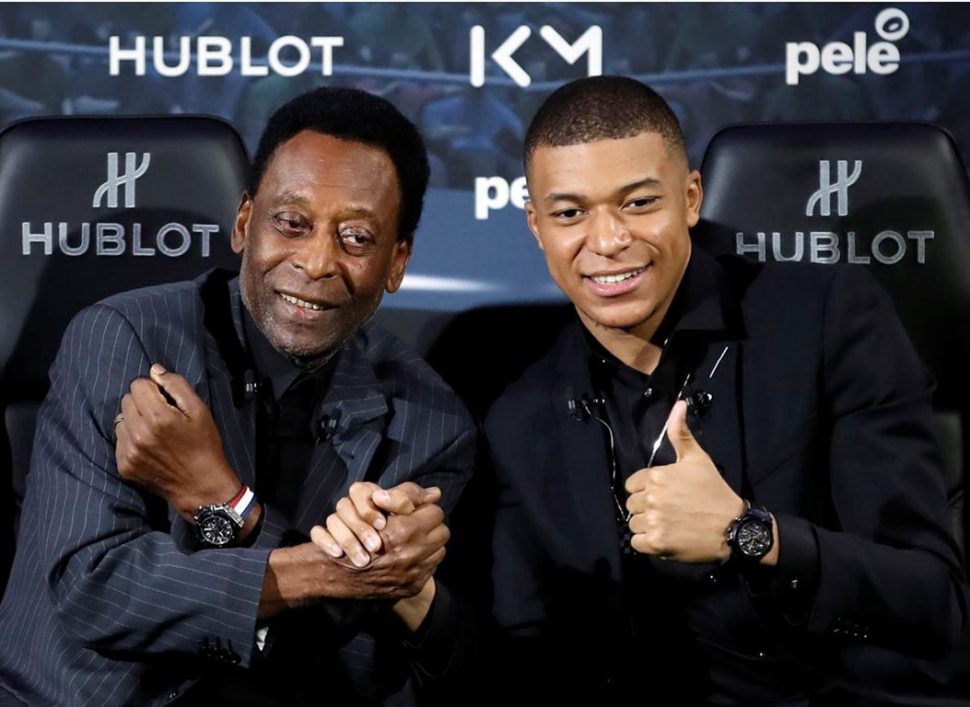 French soccer player Kylian Mbappe and Brazilian soccer legend Pele pose ahead of their meeting in Paris on Tuesday. REUTERS/Christian Hartmann