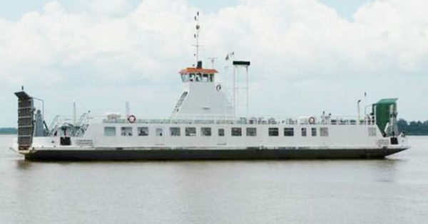 The Canawaima ferry was inaugurated in 1998 through a US$20 million European Union-funded project.
