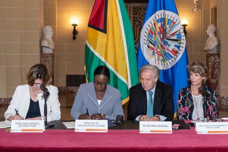 Dr Nicolette Henry, Minister of Education of Guyana (second from left) and Sofia Ferandez de Mesa, General Director of ProFuturo Foundation (left) signing the agreement. Third from left is Luis Almagro, OAS Secretary General. (OAS photo)