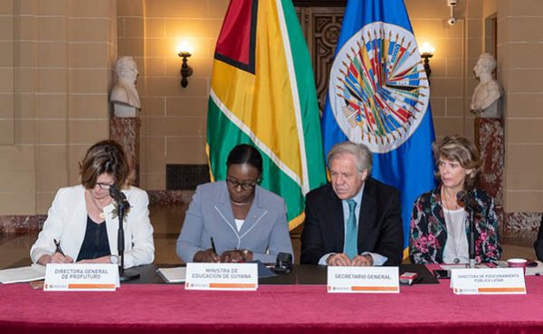 Dr Nicolette Henry, Minister of Education of Guyana (second from left) and Sofia Ferandez de Mesa, General Director of ProFuturo Foundation (left) signing the agreement. Third from left is Luis Almagro, OAS Secretary General. (OAS photo)