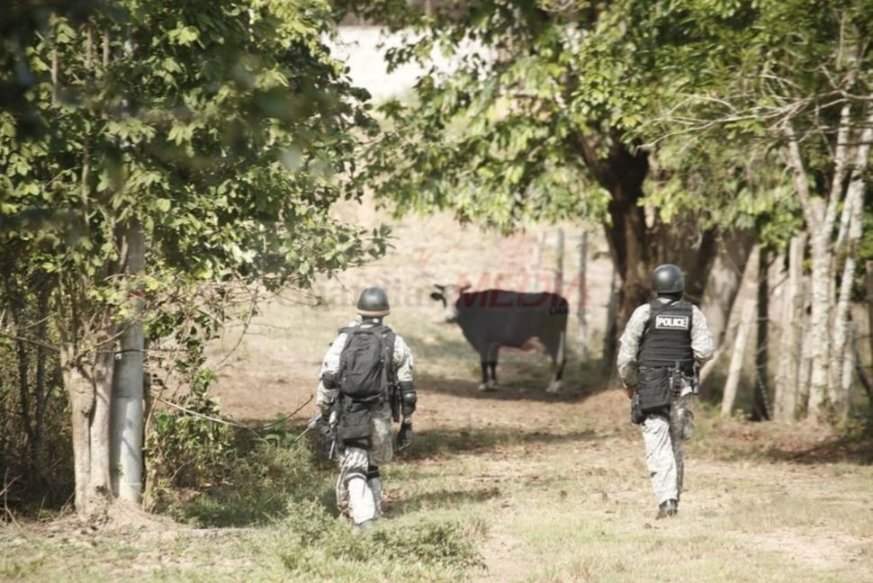 National Security personnel search for escaped prisoners in Las Lomas yesterday.