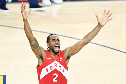 Kawhi Leonard celebrates after the buzzer as the Raptors defeat the Golden State Warriors in Game 6 NBA Finals action to take the NBA Championship in Oakland, Calif., Thursday, June 13, 2019. THE CANADIAN PRESS/Frank Gunn
