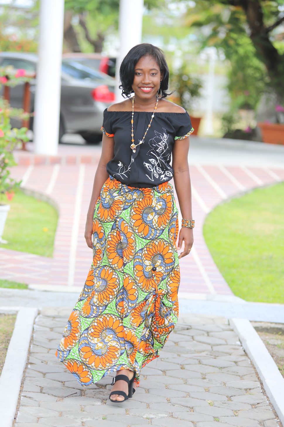 Ladies African skirt suit with hand painted design on the top. The skirt which is an aranka flare, has adjustable hooks to the side.