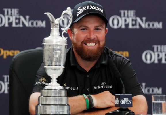  Republic of Ireland’s Shane Lowry with the Claret Jug Trophy following his triumph yesterday. (Reuters photo)
