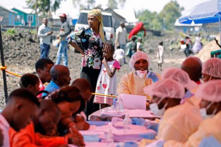 A woman and child wait to receive an Ebola vaccination in Goma, Democratic Republic of Congo, August 5, 2019. (REUTERS/Baz Ratner/File Photo
