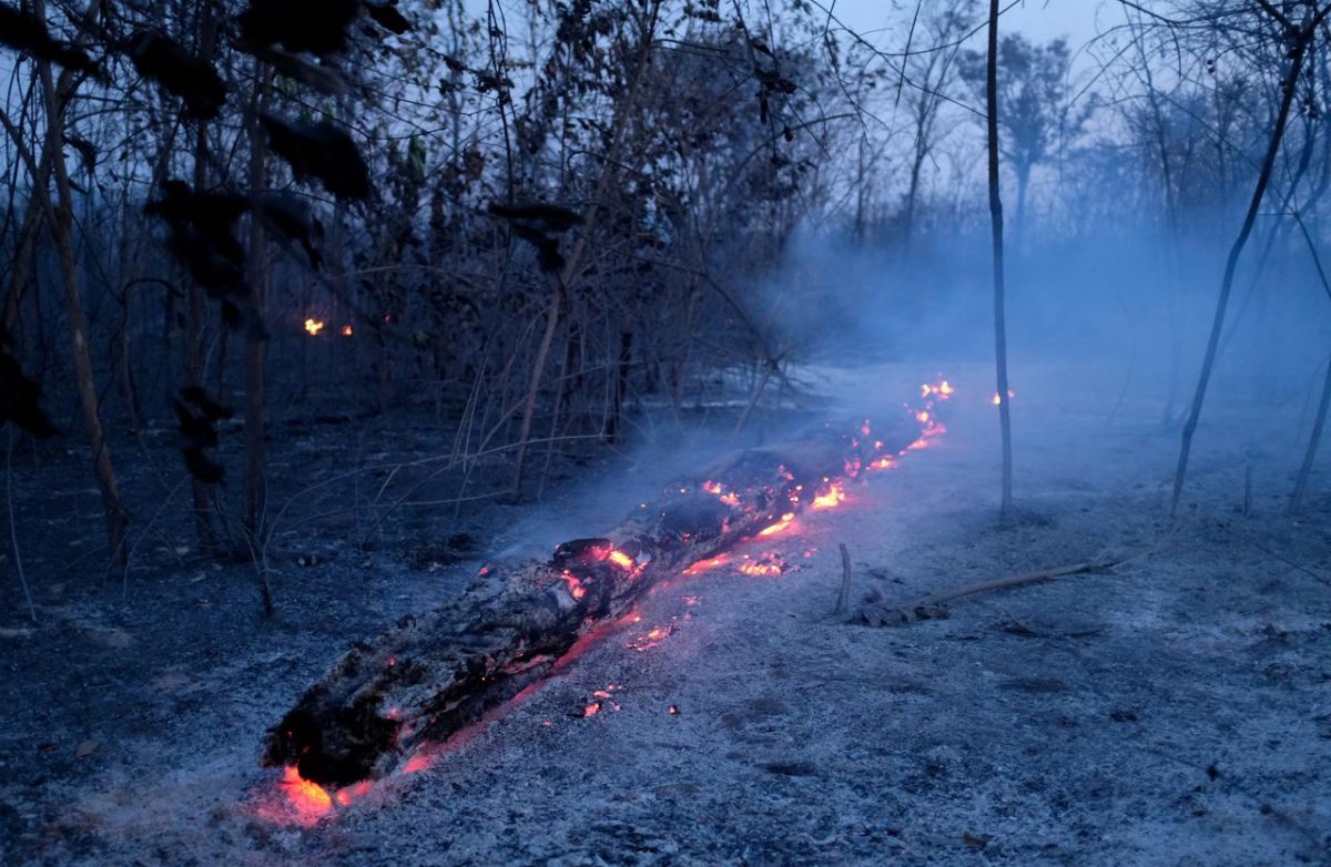A tract of the Amazon jungle burning is seen in Canarana, Mato Grosso state, Brazil August 26, 2019. REUTERS/Lucas Landau