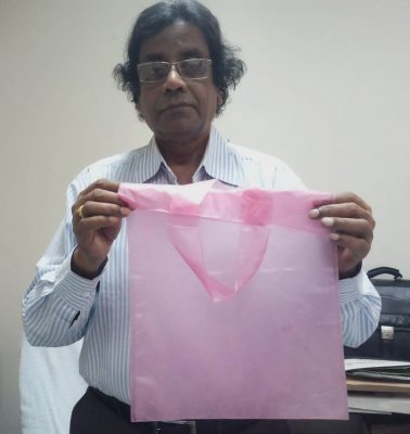Scientist Mubarak Ahmad Khan holds one of the jute-based ‘Sonali’ bags he invented as a replacement for plastic bags, in his office in Dhaka, Bangladesh, March 13, 2019. Thomson Reuters Foundation/Rafiqul Islam
