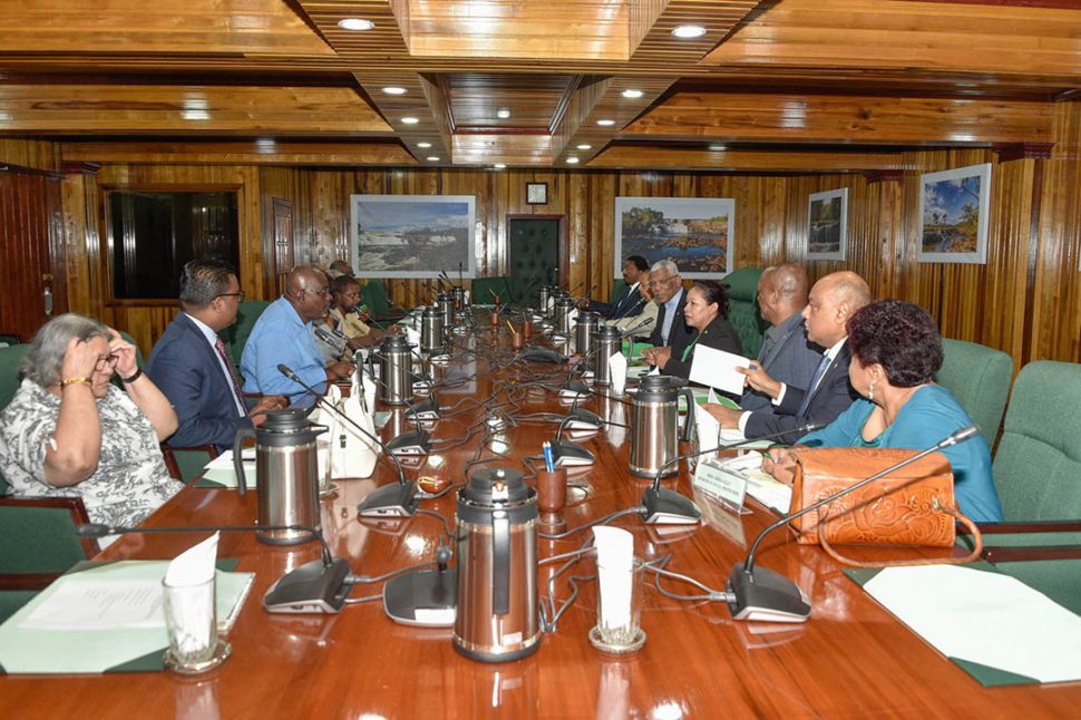 President David Granger and his team (right) meeting with GECOM and the Chief Election Officer, Keith Lowenfield. (Ministry of the Presidency photo)