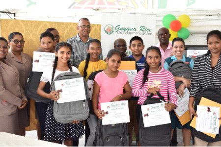 The Children who were awarded and GRDB officials

