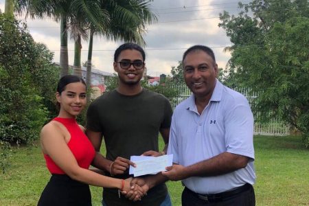 Shreveda and Kayshav Tiwari hand over the sponsorship cheque to President of the Lusignan Golf Club, Aleem Hussain (right). 