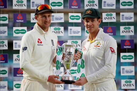 SPOILS SHARED! England’s Joe Root and Australia’s Tim Paine pose for a photo with the Ashes trophy after drawing the series (Action Images via Reuters/Andrew Boyers.)