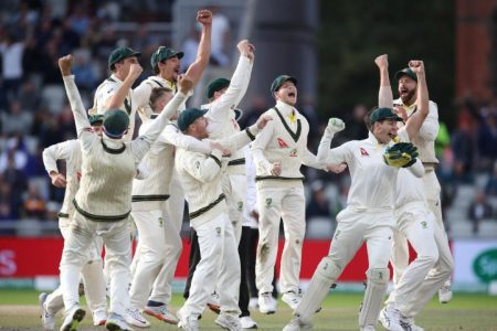  Australia’s cricket team celebrate their retention of the Ashes. (Reuters)
