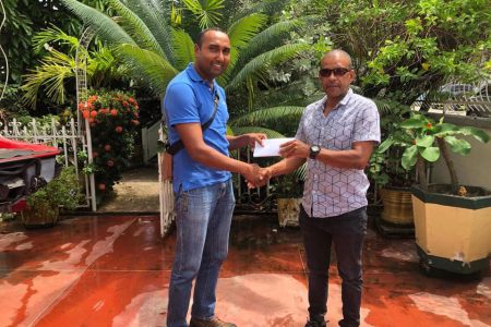 Neil Gomes (right) hands over the sponsorship cheque to Marc Sonaram.