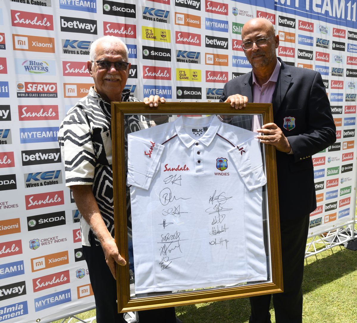 `Reds’ Perreira [left) being honoured by Ricky Skerritt (CWI photo)