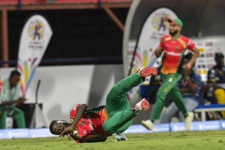 SHERFANE”S STUNNER!Guyana Amazon Warriors’ Sherfane Rutherford takes a sensational catch to get rid of the dangerous Justin Greaves during their CPL match against the Barbados Tridents last night in Barbados. (Photo courtesy CPL)
