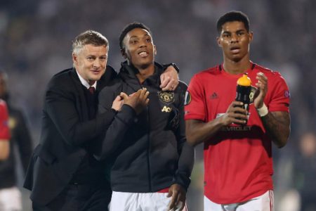 Manchester United manager Ole Gunnar Solskjaer celebrates with Anthony Martial and Marcus Rashford after the match. (REUTERS/Marko Djurica)
