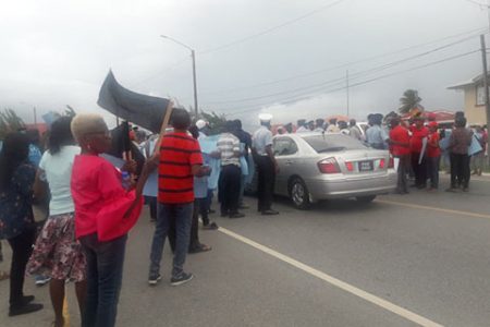 Protesters on the public road yesterday after the arrival of President David Granger at Cornelia Ida.
