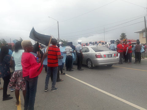 Protesters on the public road yesterday after the arrival of President David Granger at Cornelia Ida.