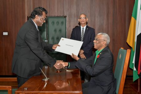 At the Ministry of the Presidency, President David Granger (right), yesterday morning swore-in Minister of Public Security,  Khemraj Ramjattan to perform the duties of Prime Minister as Prime Minister Moses Nagamootoo is currently overseas. This development is full of irony as the President’s coalition, APNU, appears to have rejected Ramjattan as the prime ministerial candidate for the upcoming general elections. Ramjattan will also be performing the role of prime minister in the stead of Nagamootoo who he defeated earlier this year to be named the AFC’s prime ministerial candidate for the upcoming  general elections. (Ministry of the Presidency photo)