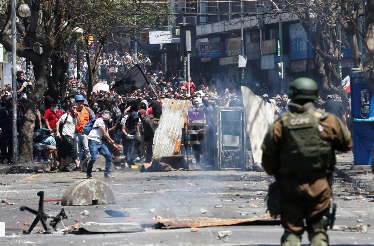 Demonstrators clash with security forces during a protest against high living costs, in Concepcion, Chile October 21, 2019. REUTERS/Juan Gonzalez