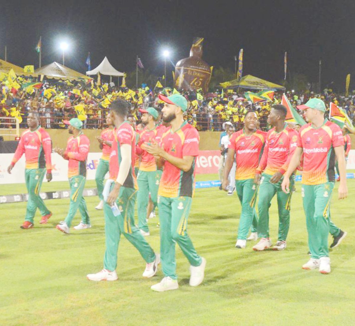 Guyana Amazon Warriors acknowledge the crowd at Providence (Orlando Charles Photo)
