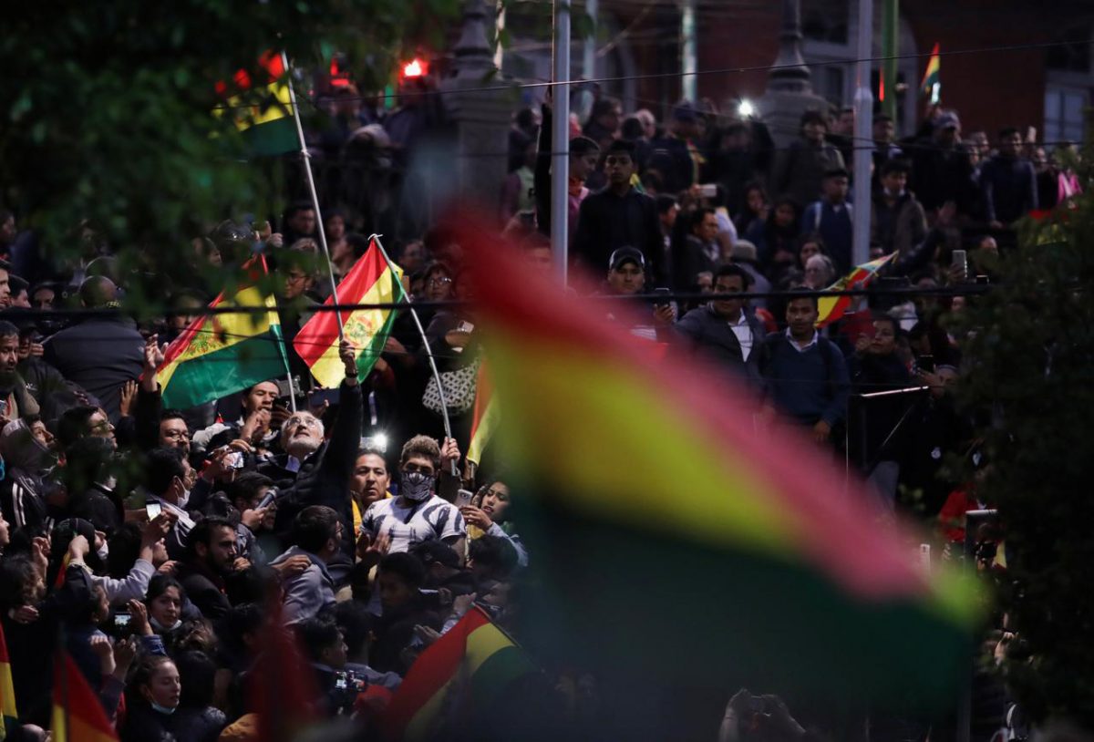 Supporters of Bolivian presidential candidate Carlos Mesa hold Bolivian flags as they protest next to national electoral computing center in La Paz, Bolivia October 22, 2019. REUTERS/Ueslei Marcelino