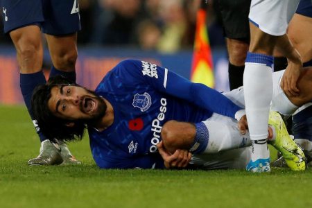  Everton’s Andre Gomes reacts after sustaining an injury. (REUTERS/Andrew Yates)